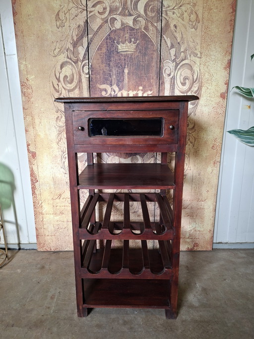 Portabottiglie, cassettiera, tavolino in teak, dimensioni 50x40cm e altezza 95cm.