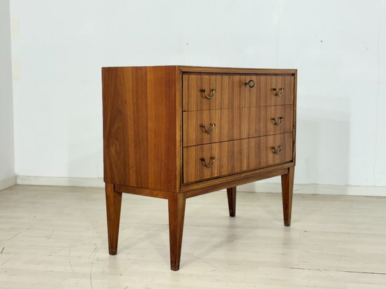 Image 1 of Commode style années 60 – Meuble vasque vintage en noyer avec poignées en laiton
