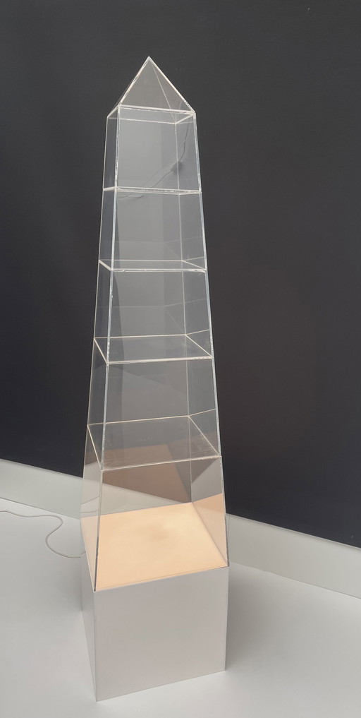 Vitrina piramidal de plexiglás