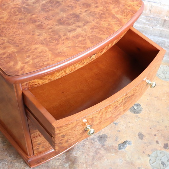 Image 1 of Cómoda antigua de madera con nudos y mesita de noche de latón