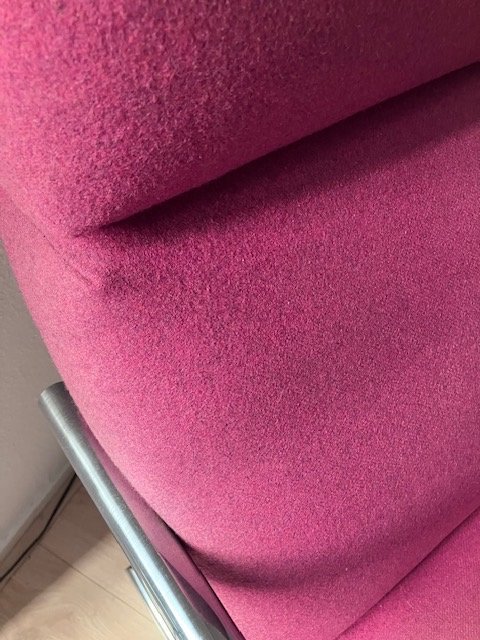 Due sedie con struttura in tubo, colore fucsia