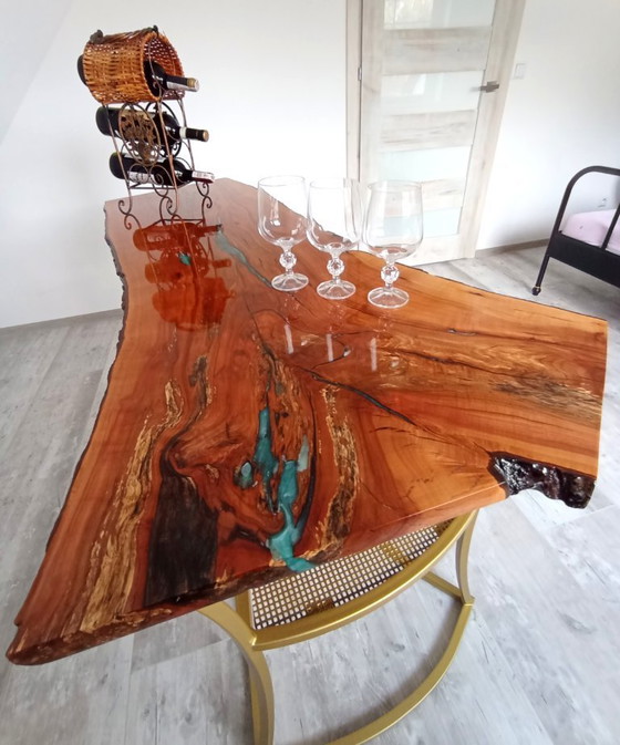 Image 1 of Oro del Perú | Consola exclusiva de madera de manzano con resina luminiscente turquesa y base dorada