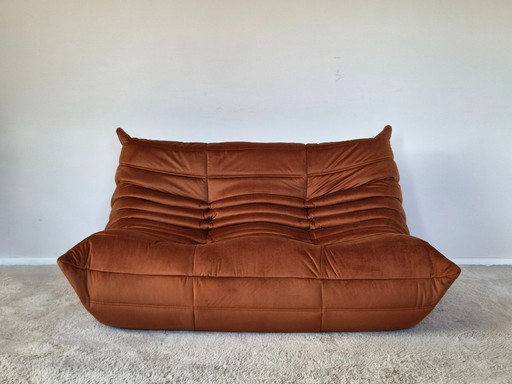 Ambrer fluwelen tweezitsbank Togo van Michel Ducaroy voor Ligne Roset