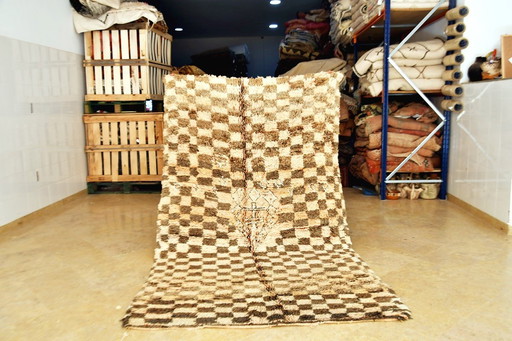 Tapis Zemmour vintage à carreaux. À la fois audacieux et intemporel, ce tapis Zemmour vintage arbore un motif à carreaux saisiss