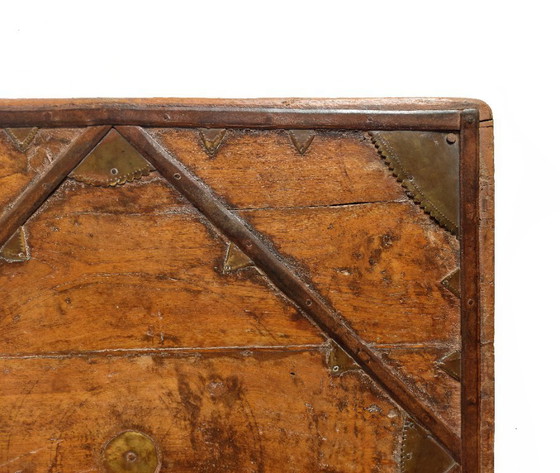 Image 1 of Table rituelle indienne ancienne de type Bajot bois et laiton – Rajasthan ou Gujarat – fin XIXe siècle