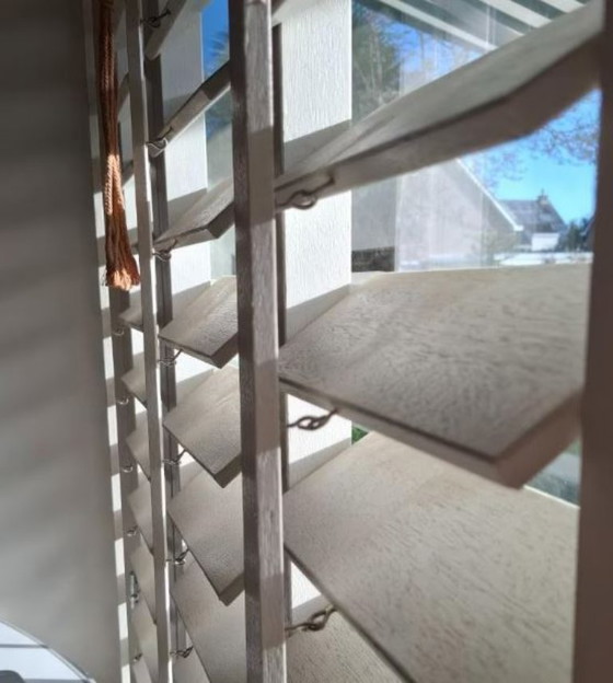 Image 1 of Hermoso juego de contraventanas de madera realizadas por un carpintero.