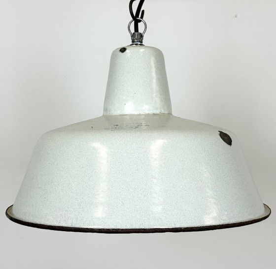 Image 1 of Industriële witte geëmailleerde fabriekshanglamp van Zaos, jaren 60