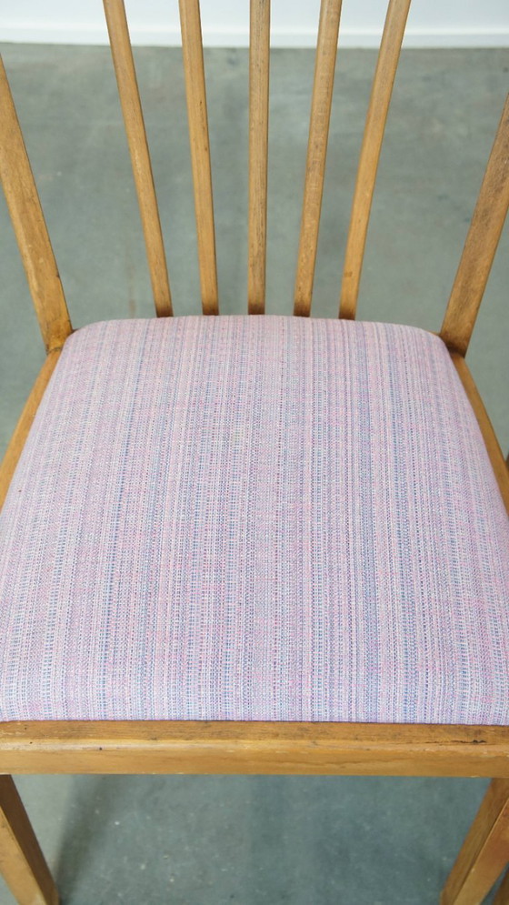 4 chaises de salle à manger vintage des années 70, avec assise en tissu et structure en bois. – Wood (photo 3 of 13)