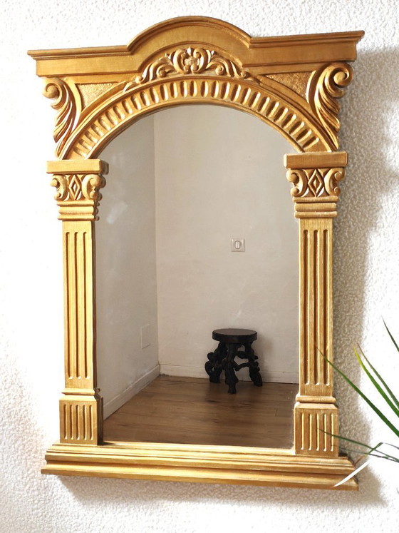 Image 1 of Specchio con frontone dorato