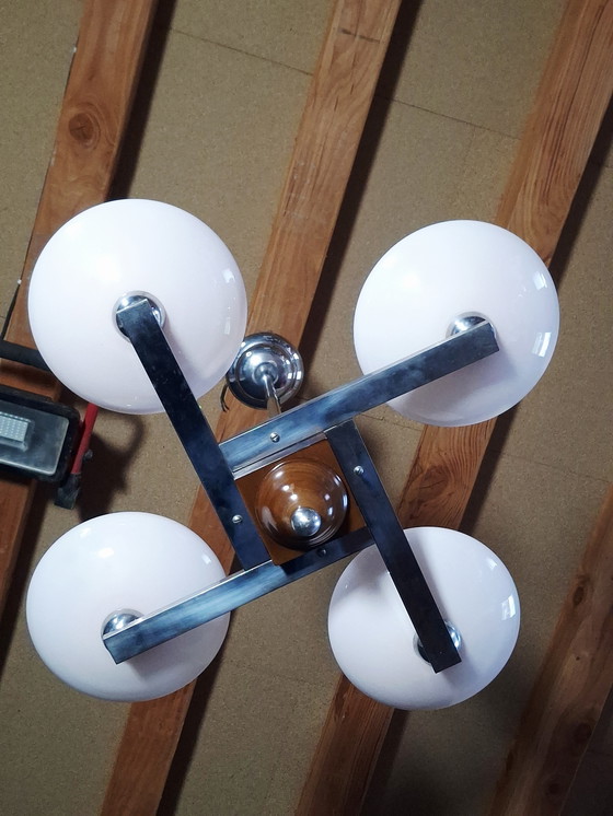 Image 1 of Impresionante lámpara de araña Art Déco de la década de 1950: cromo y cristal opalino rosa pálido.