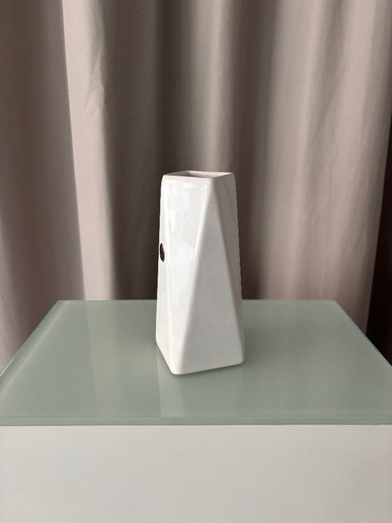 Königliche weiße Keramikvase mit geometrischem Design, Royal, Vasen, Modern (Foto 2 von 9)