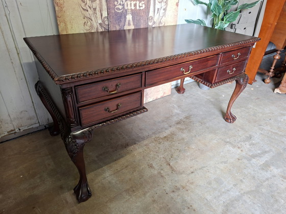 Image 1 of Scrivania classica in mogano con splendide zampe di leone. Dimensioni: 155x75 cm e altezza 81 cm.