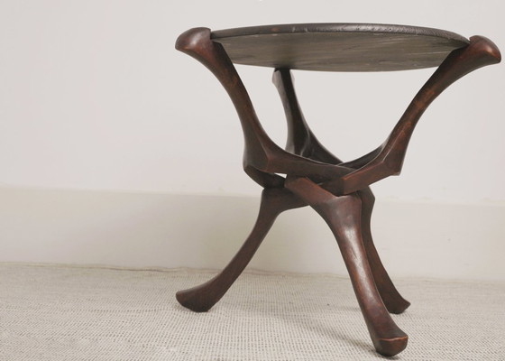 Image 1 of Vintage handgesneden ronde tafel van hardhout in Afrikaanse stijl, sculpturaal, inklapbaar bijzettafeltje
