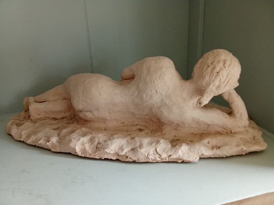 Image 1 of Escultura de una mujer reclinada - firmada - 2,9 kg - Terracota