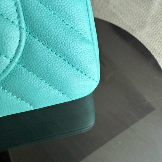 Image 1 of Sac Chanel Classic Flap petit modèle - Caviar 23 cm Chevron Bleu clair Bleu Tiffiny Fermoir doré Série 27
