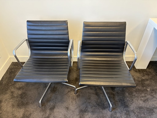 4 chaises de conférence Vitra AE108 en cuir noir – draaistoelen, Leather