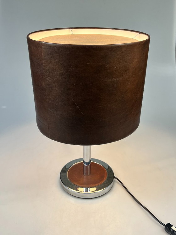 Image 1 of Lampe de table/lampe de chevet vintage, pied chromé et abat-jour en cuir. Années 1970