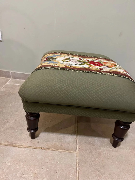 Poggiapiedi vintage imbottito, decoro floreale stile Aubusson. – Poggiapiedi e pouf, Wood (photo 4 of 9)