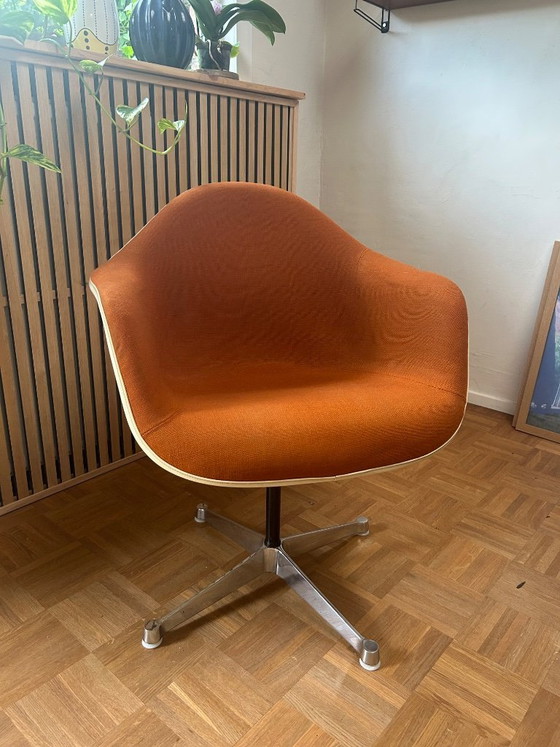 Bellissima poltrona a secchiello vintage Eames PAC di Vitra – Sedie da ufficio, Textile, Aluminium (photo 4 of 11)