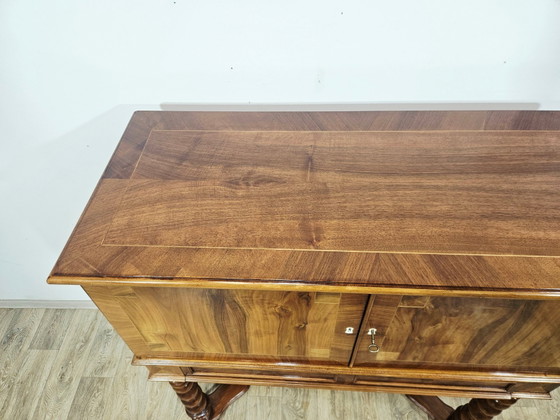 Mobile barocco in noce del XIX secolo con intarsi e gambe tornite – Credenze con vetrina, Wood, Barok (photo 17 of 29)