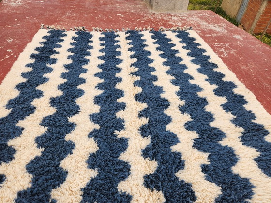 Image 1 of Blauw & Ivoor Beni Ouarain tapijt 274x208 cm – Handgemaakt Marokkaans wollen tapijt – Modern gestreept Berberdesign