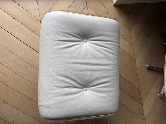 Lounge Chair e Ottoman, pelle bianca e legno, Eames lounge chair, Poltrone, Bianco, Mid Century Modern (foto 5 di 5)