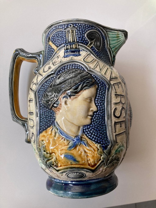 Brocca Majolica/Barbotine (caraffa), realizzata dalla Faïencerie de Wasmuël del Belgio intorno al 1888-1890.