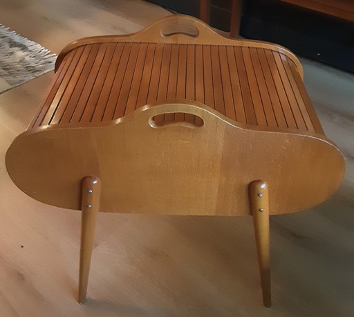 Ein sehr schönes Nähkästchen aus Holz aus der Mitte des 20. Jahrhunderts mit Rolldeckel.