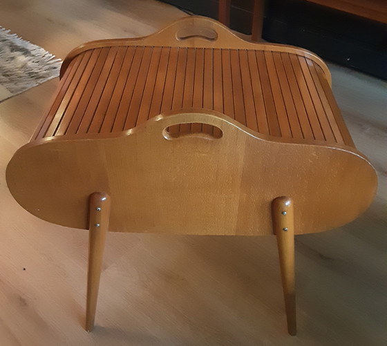 Image 1 of Ein sehr schönes Nähkästchen aus Holz aus der Mitte des 20. Jahrhunderts mit Rolldeckel.