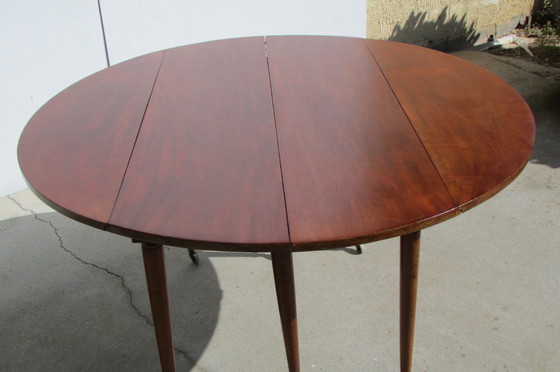 Image 1 of Beautiful antique round table, 6 tapered mahogany legs, extendable