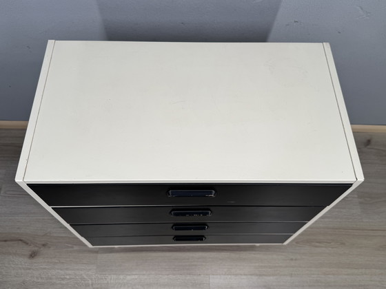 Image 1 of Vintage ladekast in zwart-wit contrast