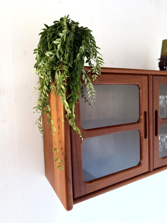 Image 1 of Vetrina vintage galleggiante in teak, Dyrlund '70