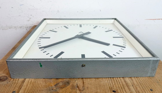 Image 1 of Große graue quadratische Wanduhr von Pragotron, 1970er Jahre