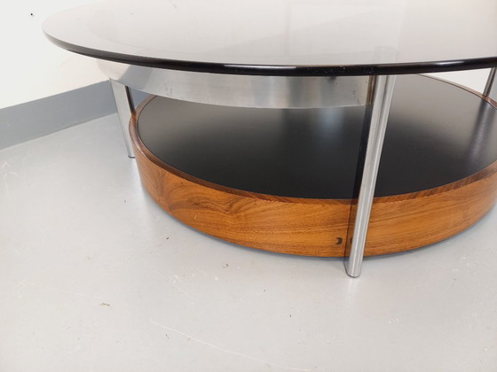 Image 1 of Vintage Italiaanse ronde salontafel uit de jaren 60/70, gemaakt van gebogen palissanderhout, verchroomd metaal en gerookt glas.