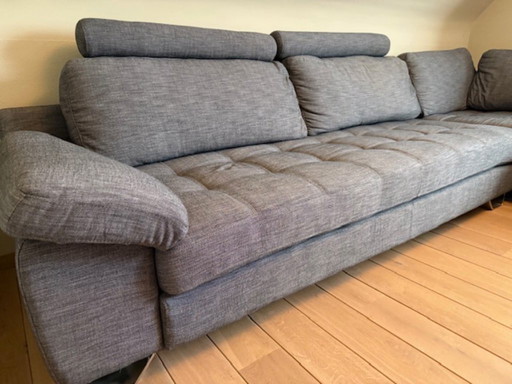 Asiento esquinero (recamiere) con brazo de tres plazas a la izquierda, ideal para relajarse