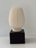 Statue eines abstrakten Gesichts aus grober Keramik