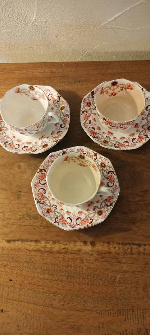 Tres tazas y platillos británicos de la colección de 1893-1894, octogonales, estilo Reina Ana.