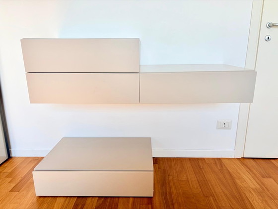 NOVAMOBILI – Siri Bett aus Leder + 2 Easy Nachttische + Easy System Kommode – Doppelbetten, Holz (photo 4 of 8)
