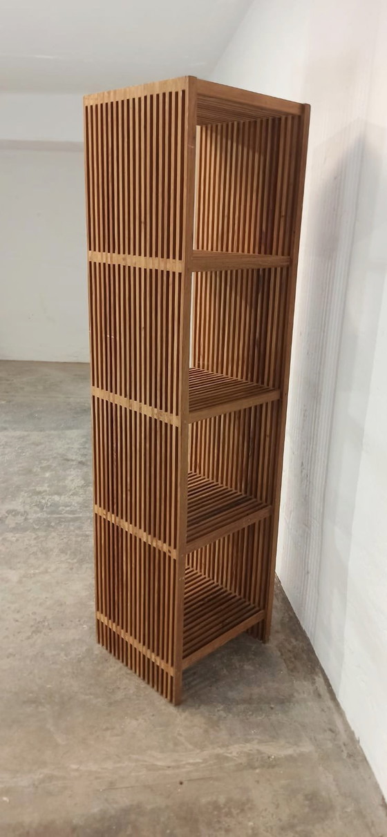 Image 1 of Bibliothèque en bois à lattes