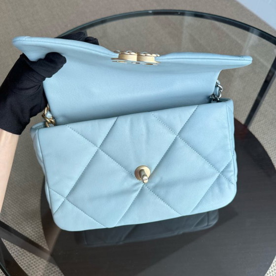 Image 1 of Chanel 19 Tas Klein - Gewatteerd geitenleer Lichtblauw Tweekleurige gouden hardware Microchip