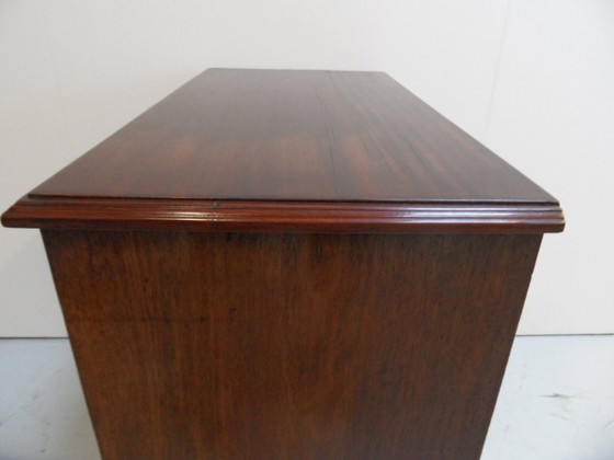 Cómoda antigua de caoba – Madera (photo 14 of 15)