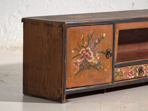 Antiker niedriger Schrank mit bemalten Blumen aus Kiefernholz – China, ca. 1900 – Buffetschränke, Iron (photo 16 of 40)