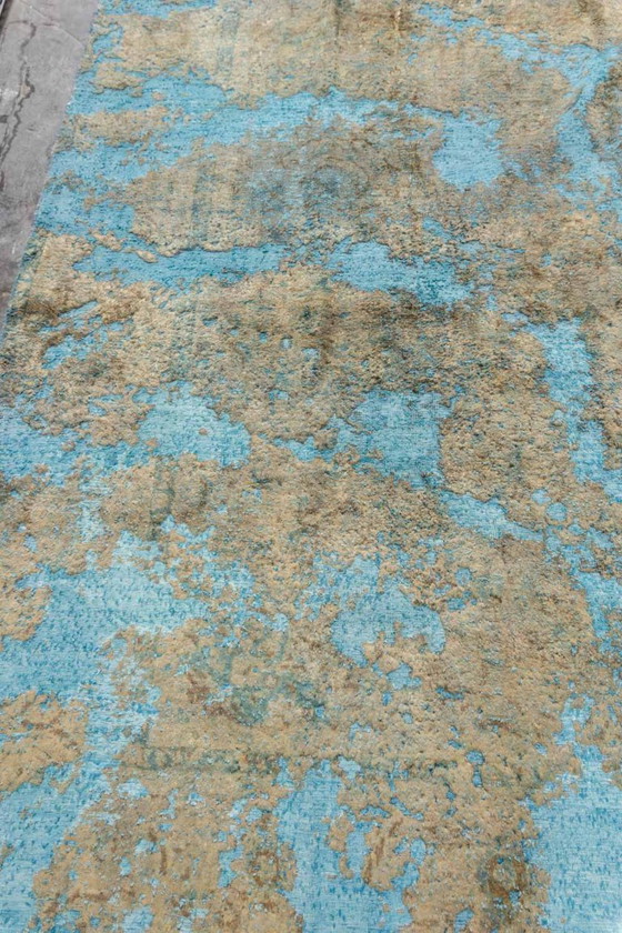 Image 1 of Alfombra rectangular de lana con fondo azul claro. Estilo contemporáneo.