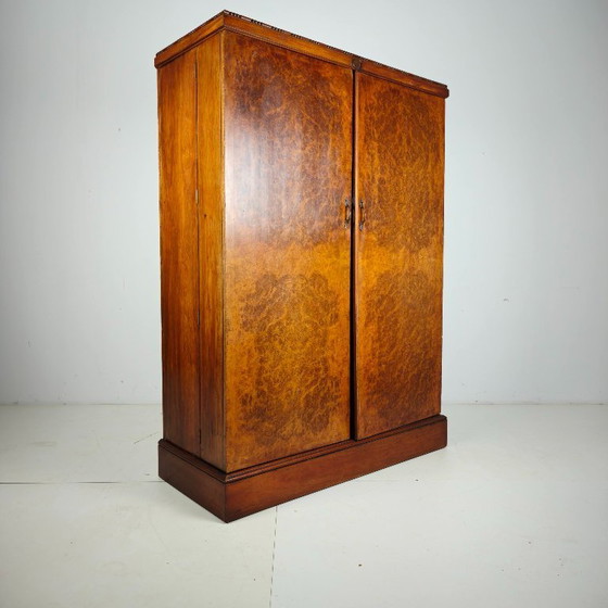 Kompakter Herrenkleiderschrank im englischen Art-Deco-Stil aus hellem Wurzelnussholz – Kleiderschränke, Wood (photo 16 of 17)