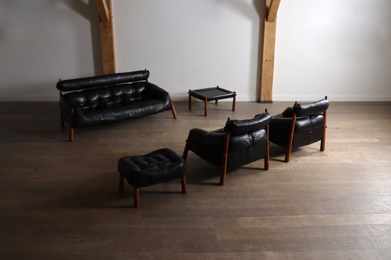 Image 1 of Percival Lafer MP-81 loungestoelen met voetenbank in zwart leer, Brazilië jaren 70