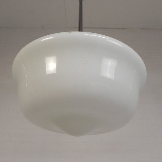 Lámpara colgante Art Déco con pantalla de cristal blanco, década de 1930. – Lámparas colgantes, Brass (photo 4 of 18)