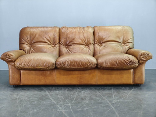 Arcon Italia driezitsbank uit de jaren 70, bekleed met cognacbruin buffelleer.