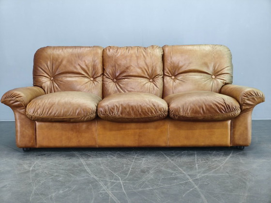Image 1 of Arcon Italia driezitsbank uit de jaren 70, bekleed met cognacbruin buffelleer.