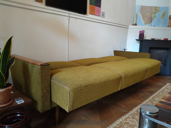 Image 1 of Originales goldgrünes Mid-Century-Sofa aus den 1960er Jahren – ein seltenes Designstück