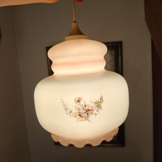 Image 1 of Lampada a sospensione vintage belga in vetro opalino con decorazioni floreali – Plafoniera in vetro rosa latte